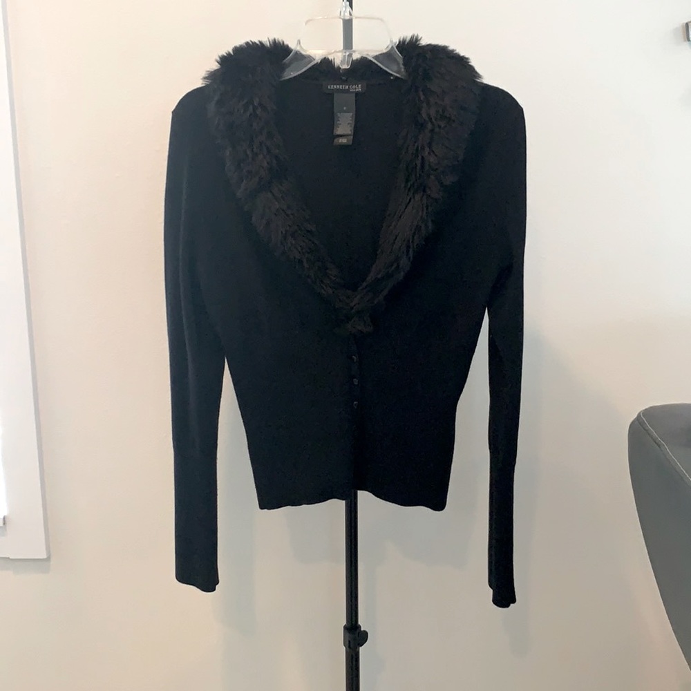 Black v neck fur collar (removable)